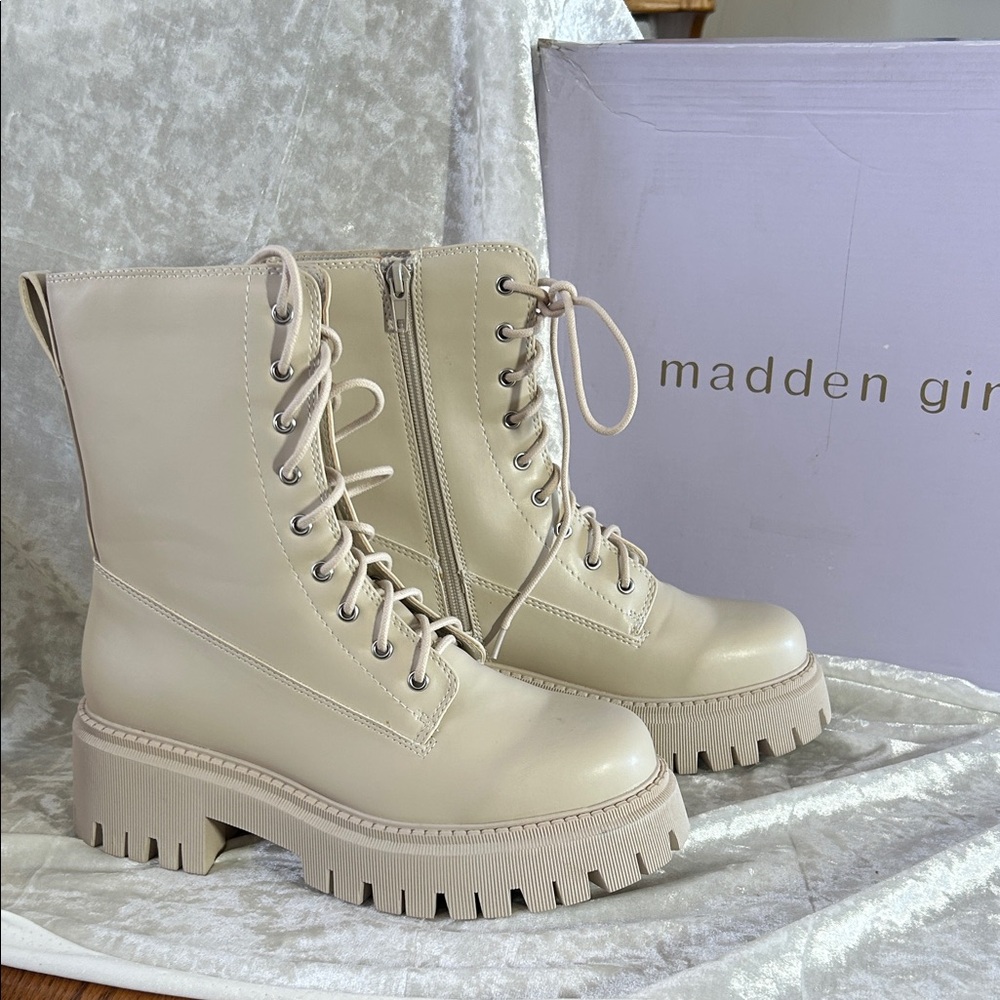 NWT MADDEN GIRL LUG HEEL BOOTS 8.5